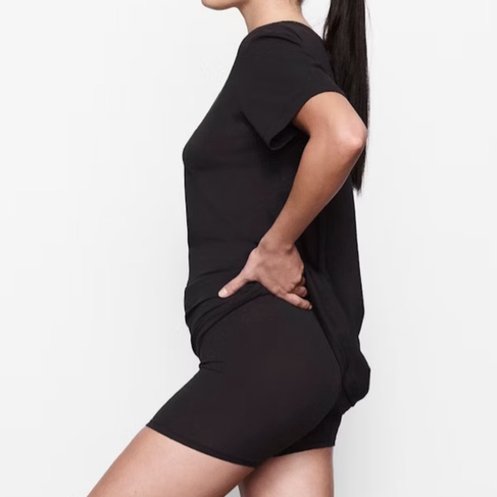 SKIMS Black Short Sleeve Tee - Picture 2 of 4